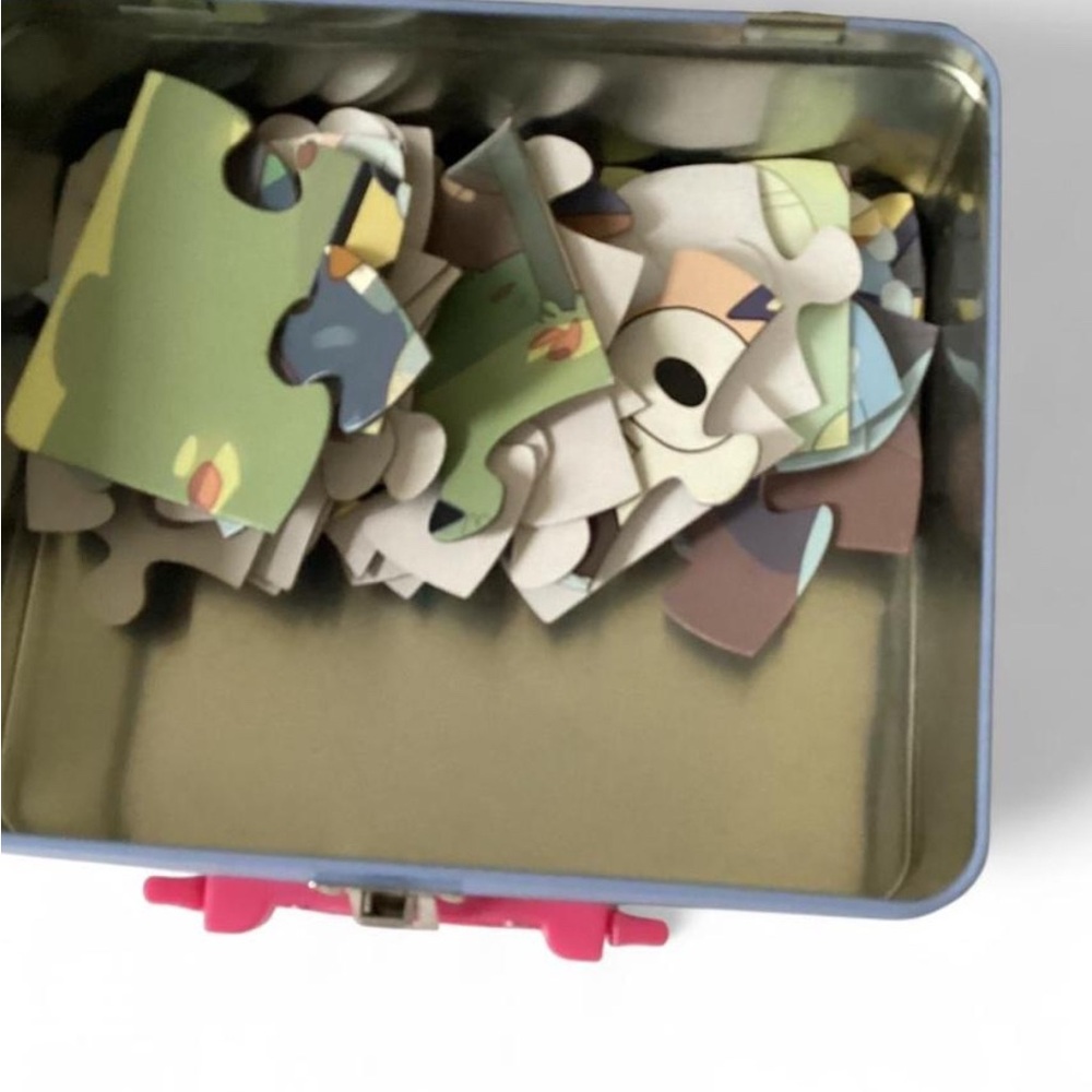 Bluey Metal Lunch Box with Red Handle and Puzzle inside - Picture 5 of 6
